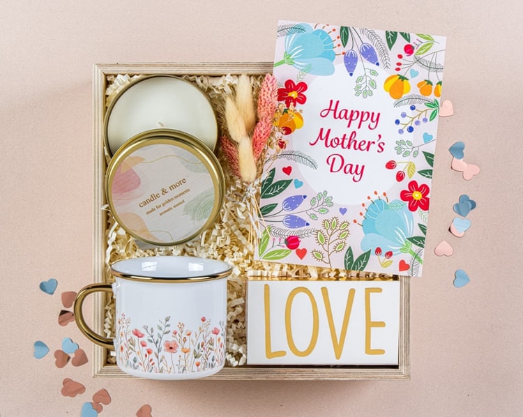 Çiçekler Anneler Günü Hediye Kutusu