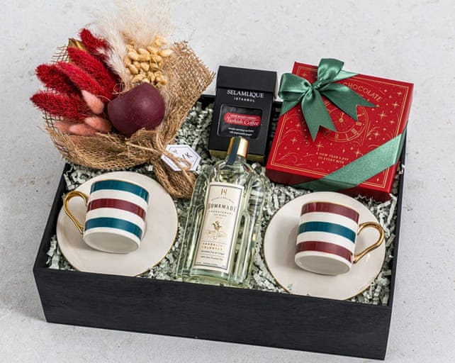 Çiçeklerle Premium Yılbaşı Hediye Kutusu