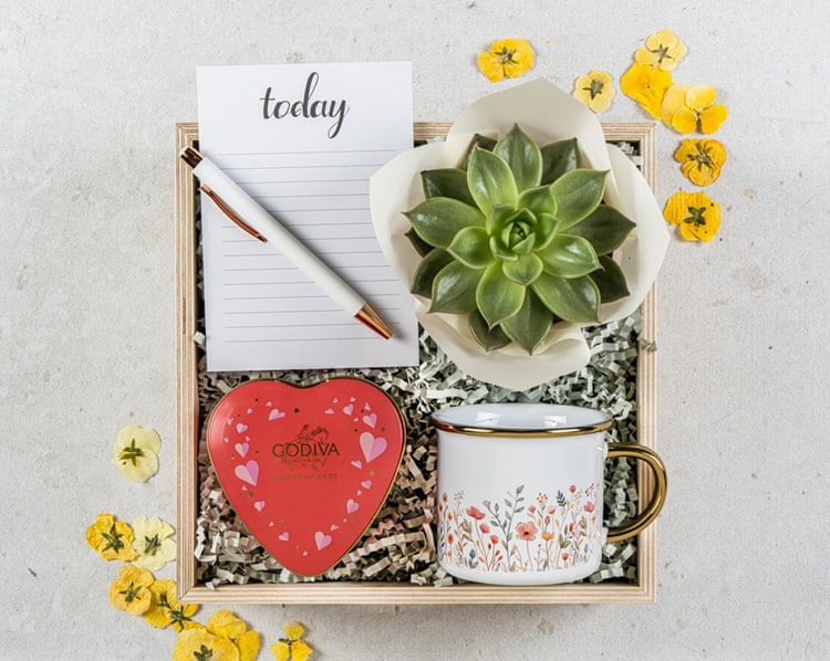 Çiçekli Kalp Hediye Kutusu