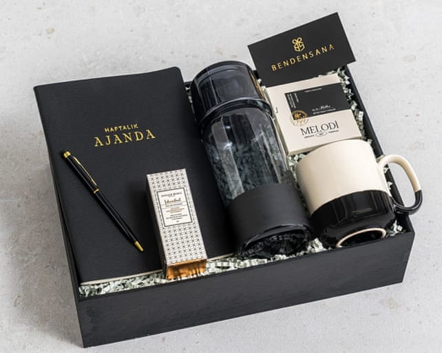 Siyah Beyaz Hediye Kutusu