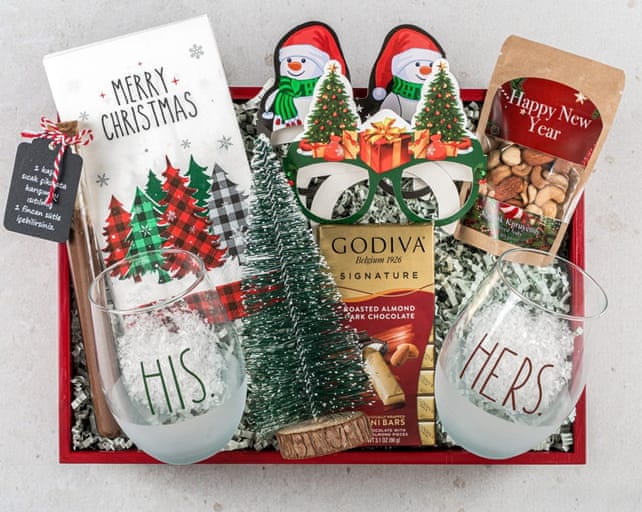 Yeni Yıl Çiftine Yılbaşı Hediye Kutusu